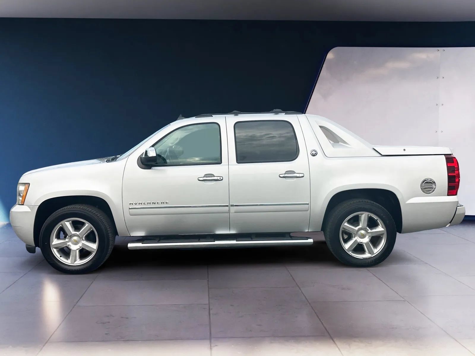 Used 2013 Chevrolet Avalanche LTZ RWD image 2