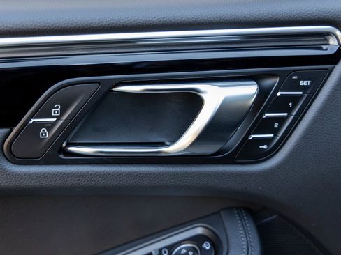 Certified 2025 Porsche Macan image 22