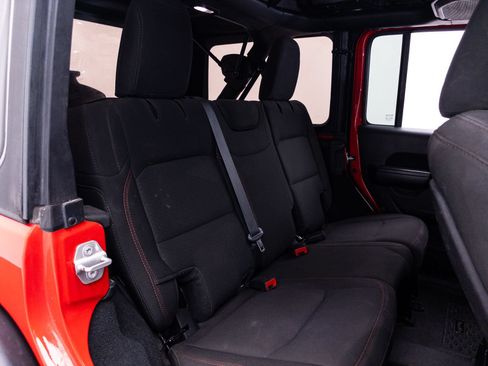 Used 2022 Jeep Wrangler Unlimited Rubicon w/ Cold Weather Group AWD/4WD image 39