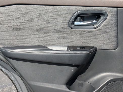 Used 2023 Nissan Rogue SV image 25