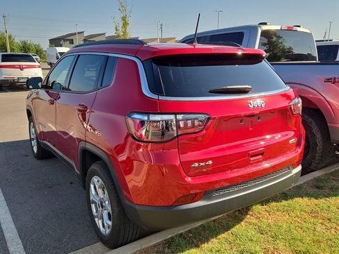 Used 2025 Jeep Compass Latitude AWD/4WD image 2