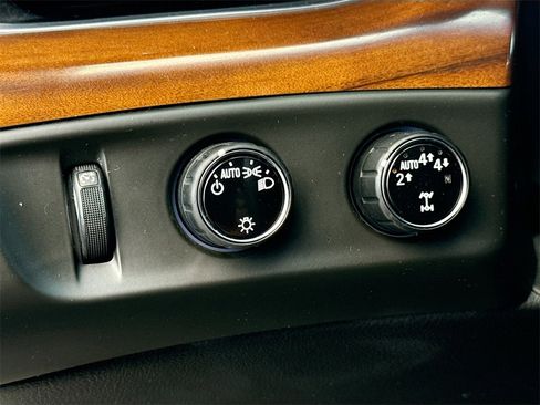 Used 2020 Cadillac Escalade Luxury image 11