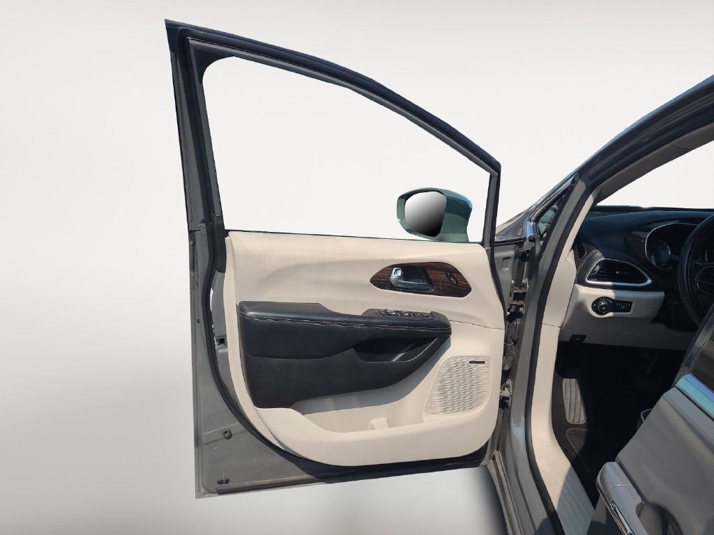Used 2022 Chrysler Pacifica Limited FWD image 23