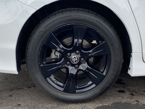 Used 2020 Toyota Sienna SE w/ Nightshade Edition FWD image 9
