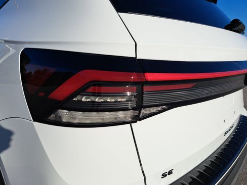 New 2026 Volkswagen Taos SE image 13