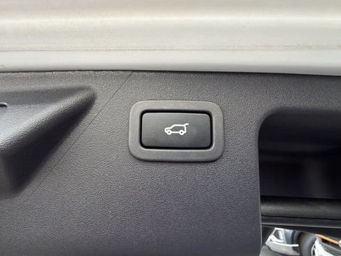 Used 2018 Land Rover Discovery Sport HSE AWD/4WD image 32