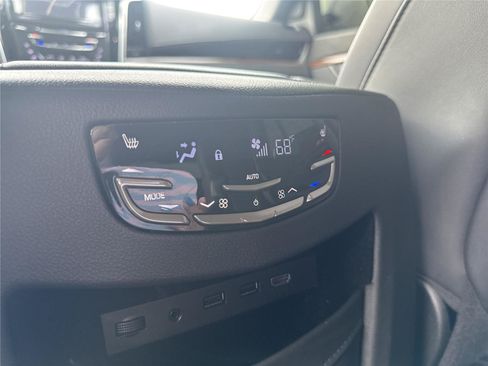 Used 2020 Cadillac Escalade Premium Luxury AWD/4WD image 34