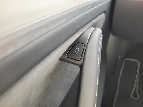 Used 2024 Tesla Model Y Long Range image 24