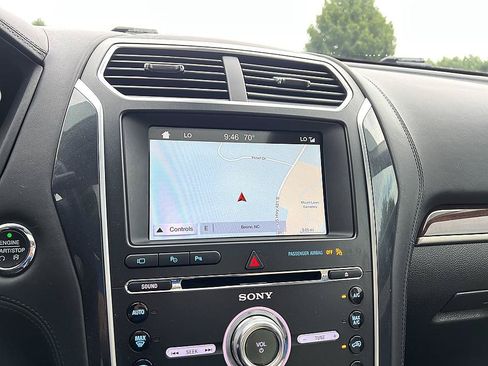 Used 2018 Ford Explorer Platinum AWD/4WD image 16