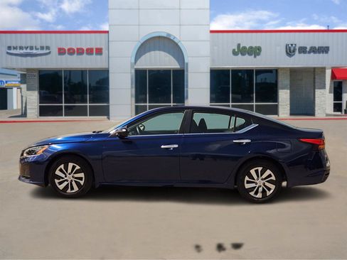 Used 2024 Nissan Altima 2.5 S FWD image 3