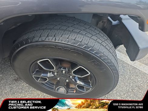 Used 2018 Jeep Wrangler Unlimited Sahara AWD/4WD image 4