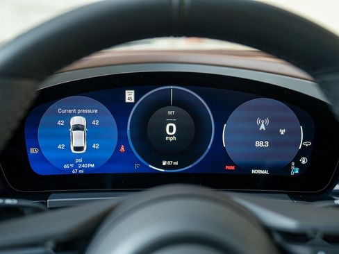 Certified 2025 Porsche Macan Turbo Electric AWD/4WD image 15