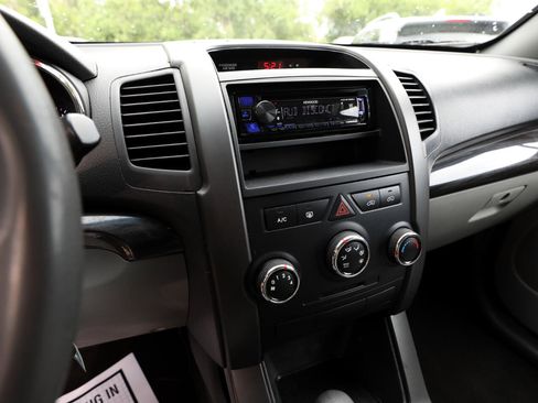 Used 2013 Kia Sorento LX w/ Third Row Pkg image 19