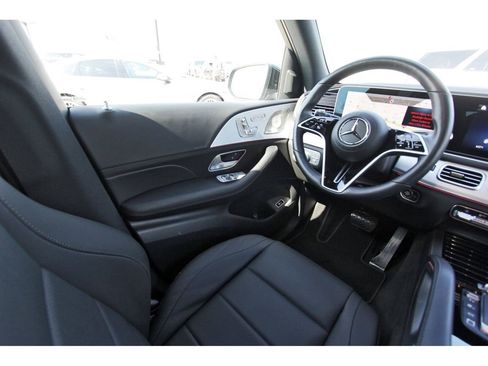 Used 2025 Mercedes-Benz GLS 450 4MATIC image 8