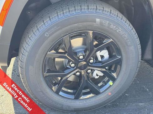 New 2025 Jeep Grand Cherokee Altitude image 36