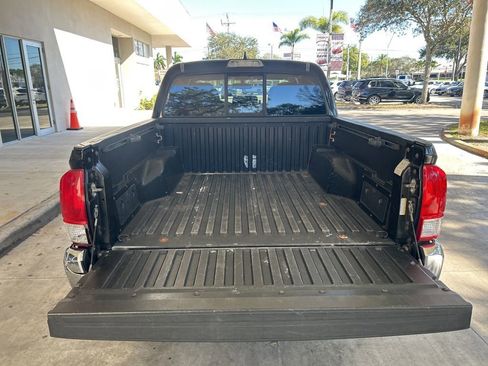 Used 2017 Toyota Tacoma 2WD Double Cab image 31