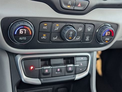 Used 2024 GMC Terrain SLT w/ Infotainment Package II image 29