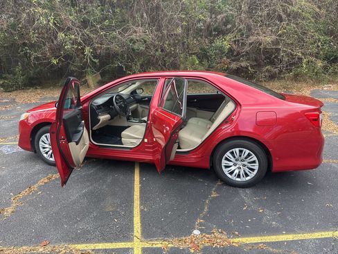 Used 2012 Toyota Camry L image 19