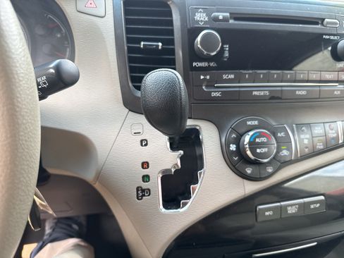 Used 2013 Toyota Sienna LE w/ Towing Pkg FWD image 20