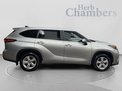 Used 2025 Toyota Highlander LE AWD/4WD image 12