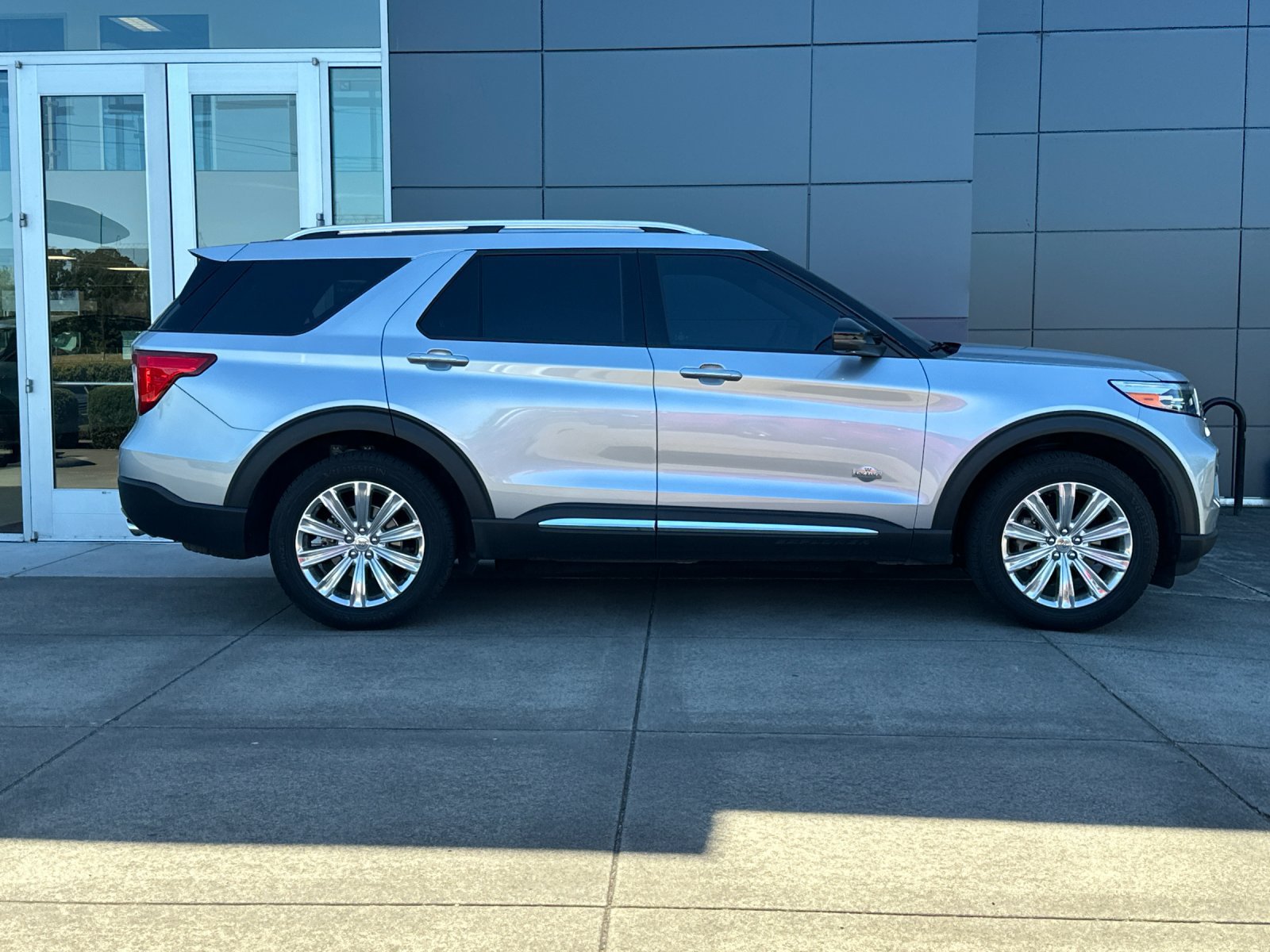 Used 2021 Ford Explorer King Ranch w/ Premium Technology Package AWD/4WD image 3