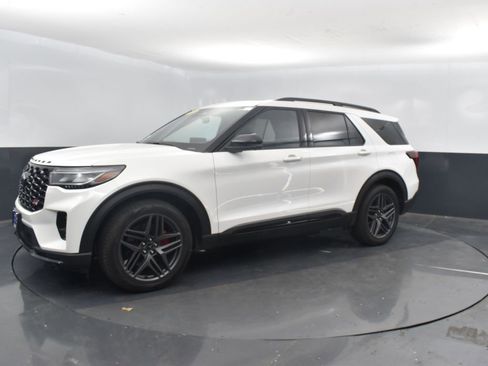 Certified 2025 Ford Explorer ST image 6