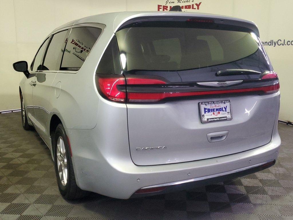 Used 2024 Chrysler Pacifica Touring-L FWD image 3