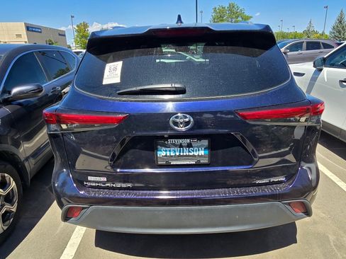 Used 2021 Toyota Highlander XLE AWD/4WD image 13