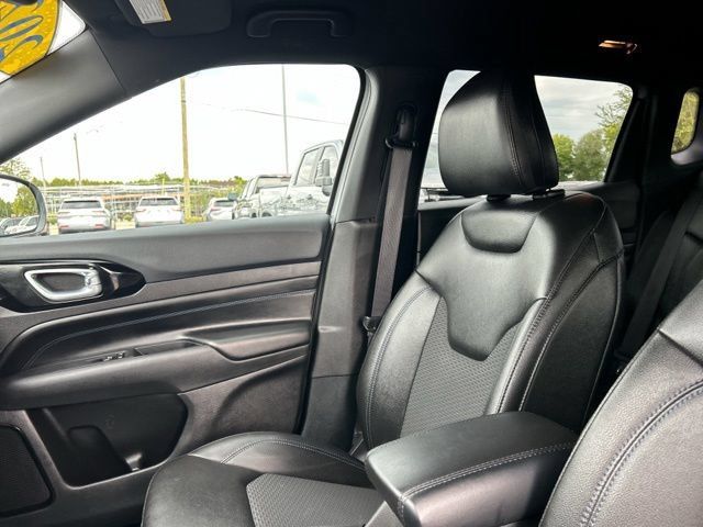 Used 2025 Jeep Compass Latitude w/ Convenience Group AWD/4WD image 32
