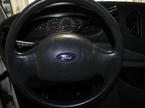 Used 2006 Ford E-350 and Econoline 350 Super Duty RWD image 10