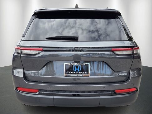 Used 2023 Jeep Grand Cherokee Altitude RWD image 6