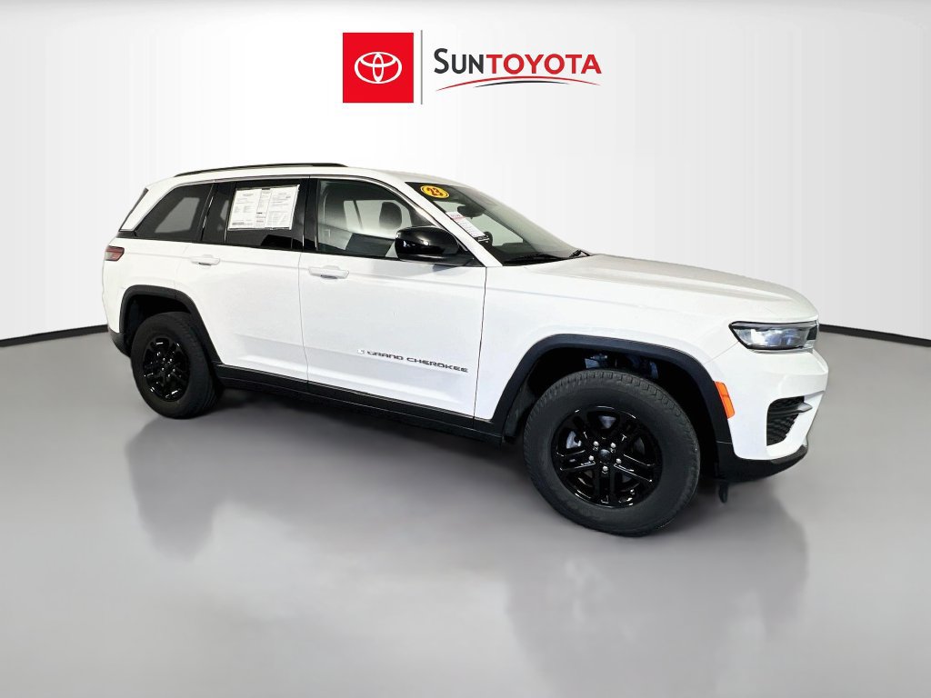 Used 2023 Jeep Grand Cherokee Laredo w/ Luxury Tech Group I AWD/4WD image 1