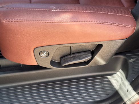 Used 2023 Kia Telluride EX w/ EX Captain's Chair Package image 12