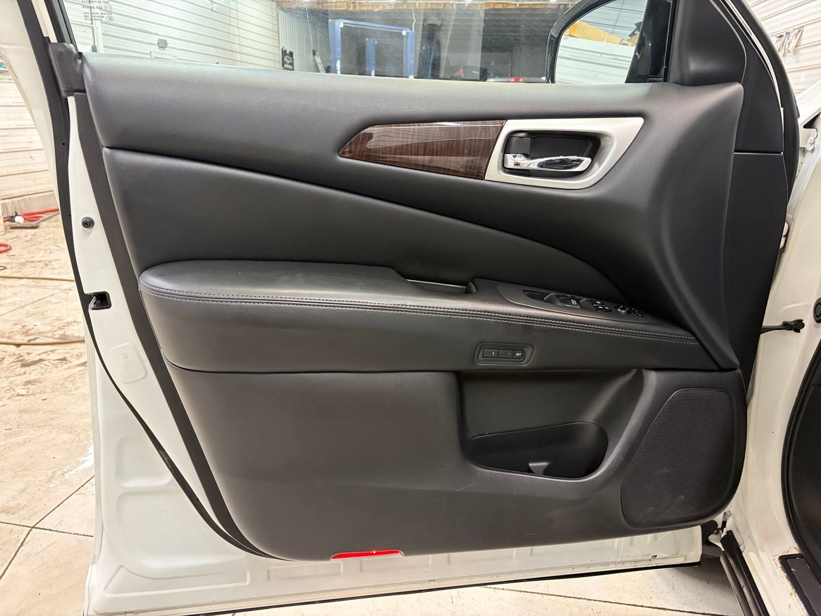 Used 2014 Nissan Pathfinder Platinum w/ Platinum Premium Package AWD/4WD image 9
