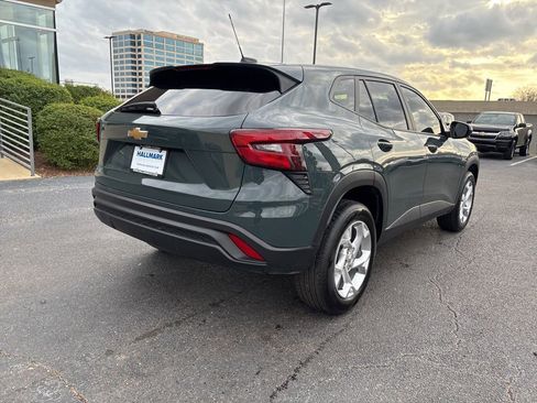 Used 2025 Chevrolet Trax LS w/ LS Convenience Package image 5