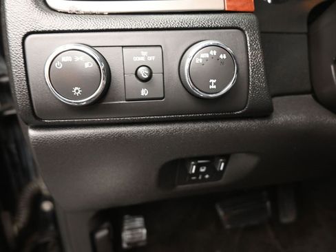 Used 2013 Chevrolet Avalanche LTZ image 20