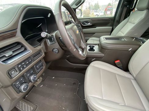 Used 2022 Chevrolet Suburban LT w/ Luxury Package image 13