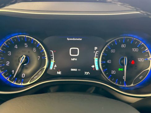 Used 2023 Chrysler Pacifica Touring-L image 44