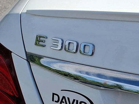 Used 2017 Mercedes-Benz E 300 4MATIC image 31