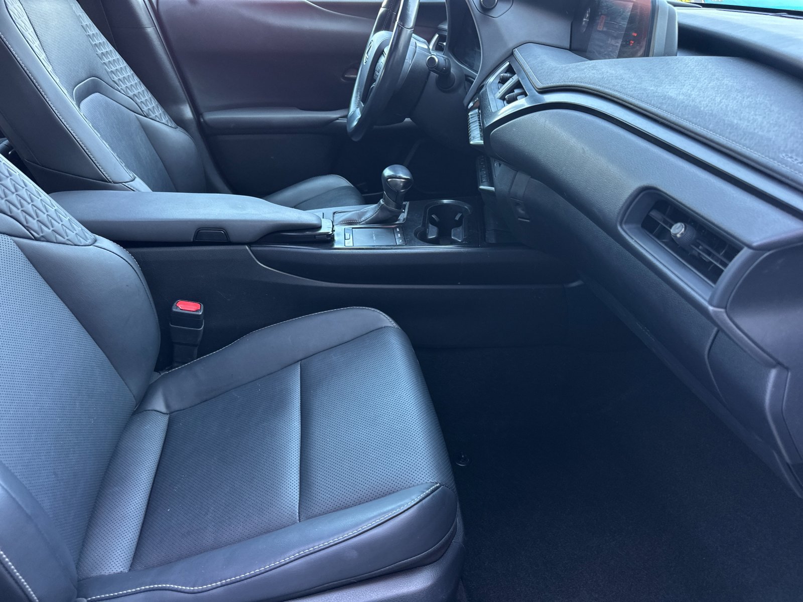 Used 2019 Lexus UX 200 w/ Premium Package FWD image 16
