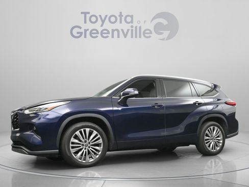 Used 2022 Toyota Highlander Platinum FWD image 2