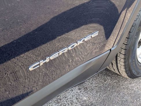 Used 2016 Jeep Cherokee Latitude w/ Cold Weather Group image 12