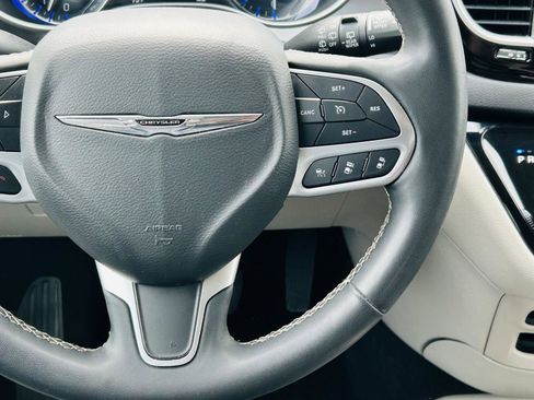 Used 2022 Chrysler Pacifica Touring-L FWD image 18