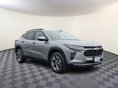 Used 2025 Chevrolet Trax LT FWD image 1