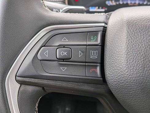 Used 2023 Jeep Grand Cherokee Laredo AWD/4WD image 23