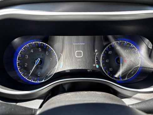 Used 2023 Chrysler Pacifica Touring-L FWD image 24