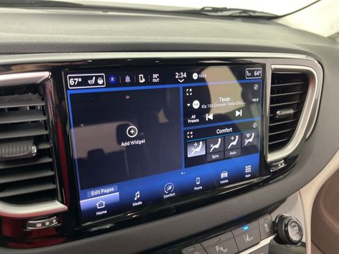 Used 2024 Chrysler Pacifica Touring-L image 31