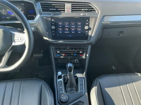 Used 2023 Volkswagen Tiguan SE w/ Panoramic Sunroof Package image 11