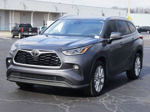 Used 2020 Toyota Highlander Limited image 2
