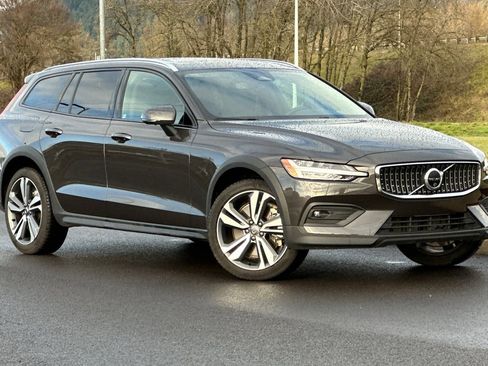 Used 2025 Volvo V60 B5 Cross Country Plus image 1